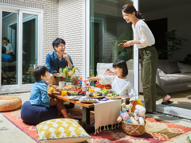 家族でくつろぐテラス