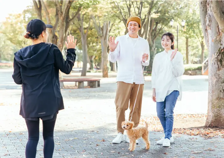 公園で挨拶する人々