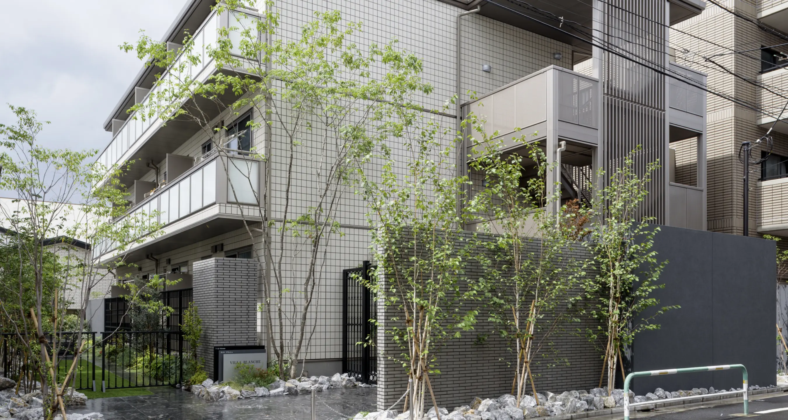 3階建ての賃貸住宅の外観