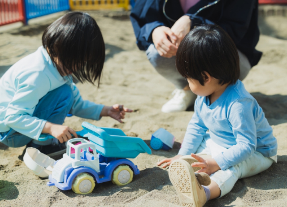 砂場で遊ぶ子どもたち