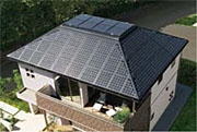 屋根に敷きつめた太陽光パネル