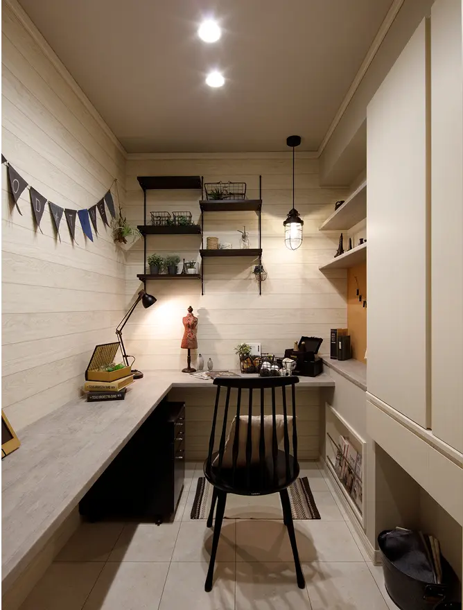 コの字型のカウンターがある書斎