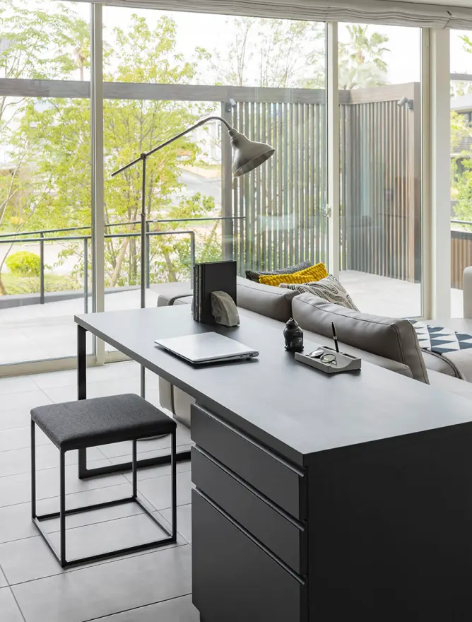 ソファの横に設けたオープンタイプの書斎