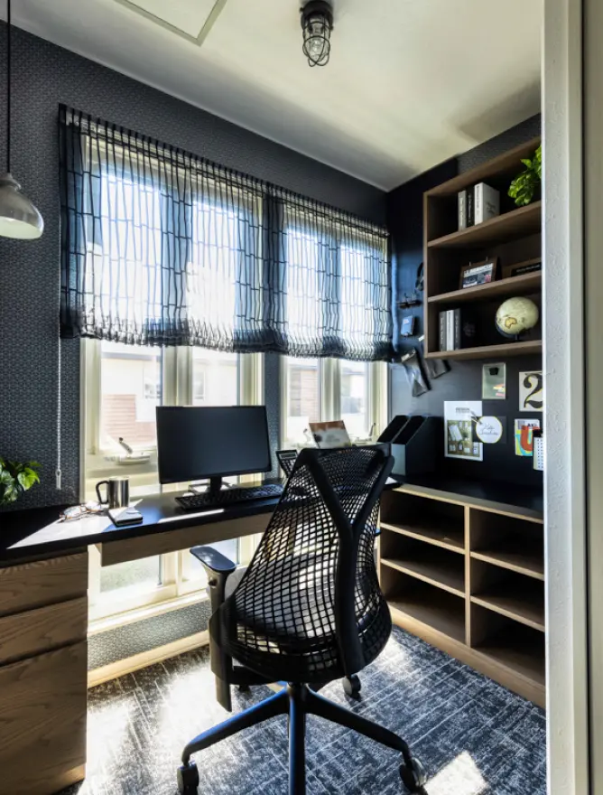 収納がたっぷりある書斎