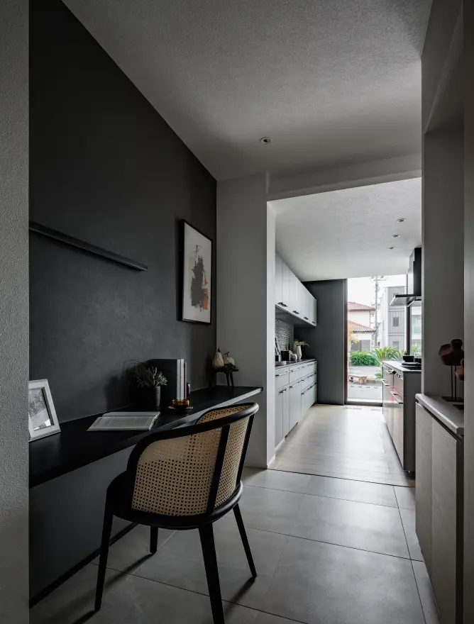 ブラックでまとめたモダンなオープン書斎